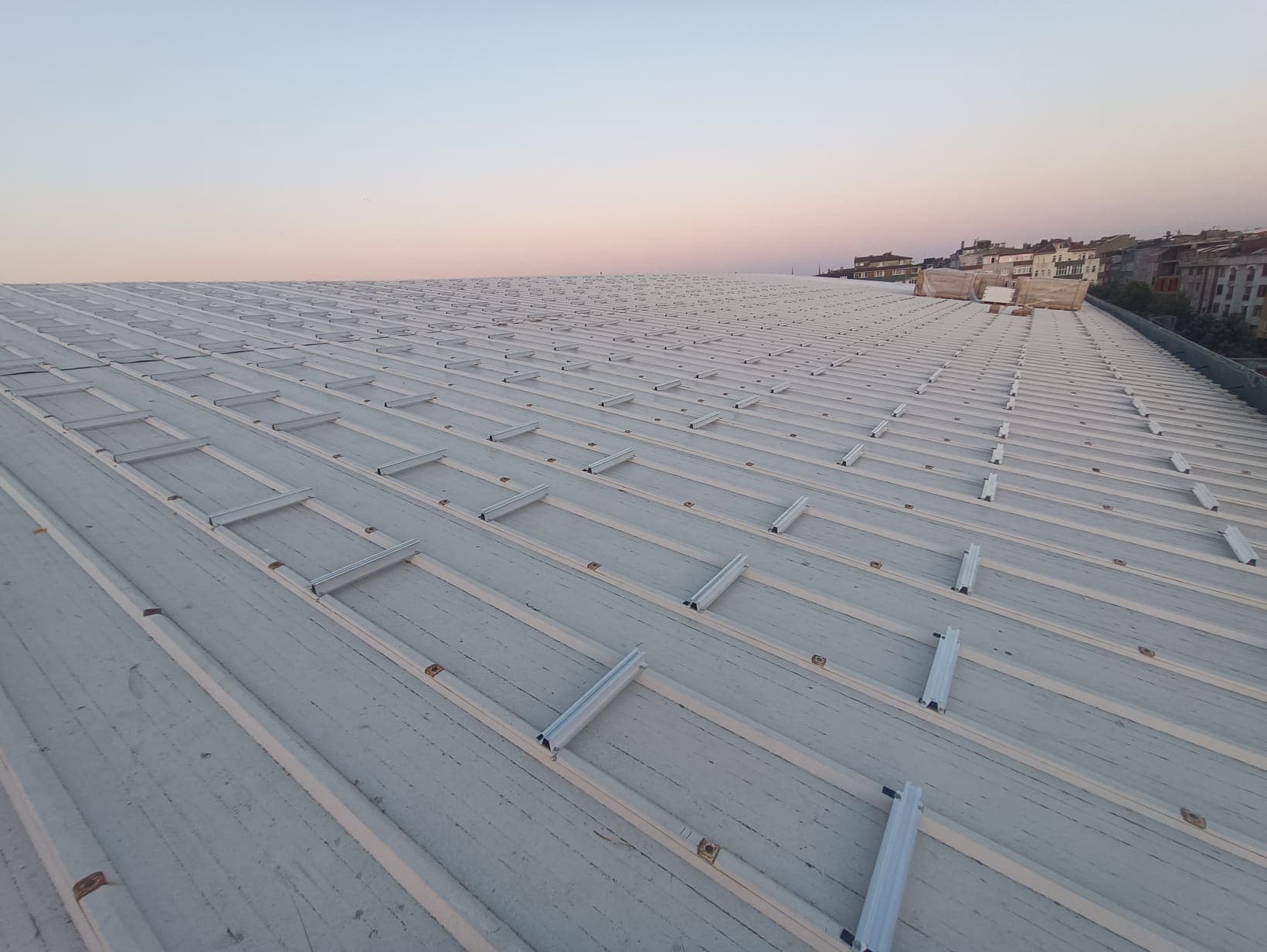 Montagelösungen nach Dachtyp - trapezoidal sandwich panel